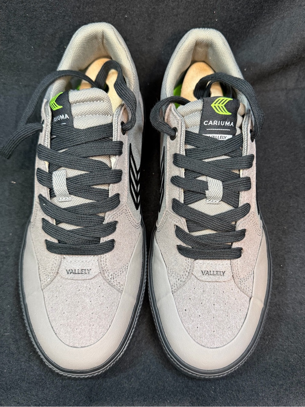 Cariuma Valelly Low-Top Sneakers in Grey and Black with Neon Accent ladies 9